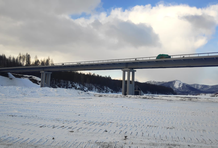 Мост через реку Аллах-Юнь в Якутии обновляют с опережением графика
